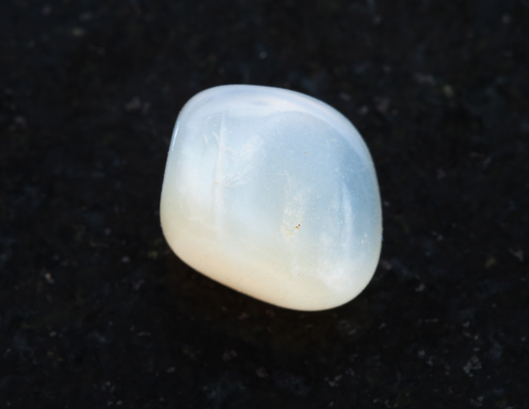 Moonstone Crystal: Harnessing Lunar Energy & Intuition